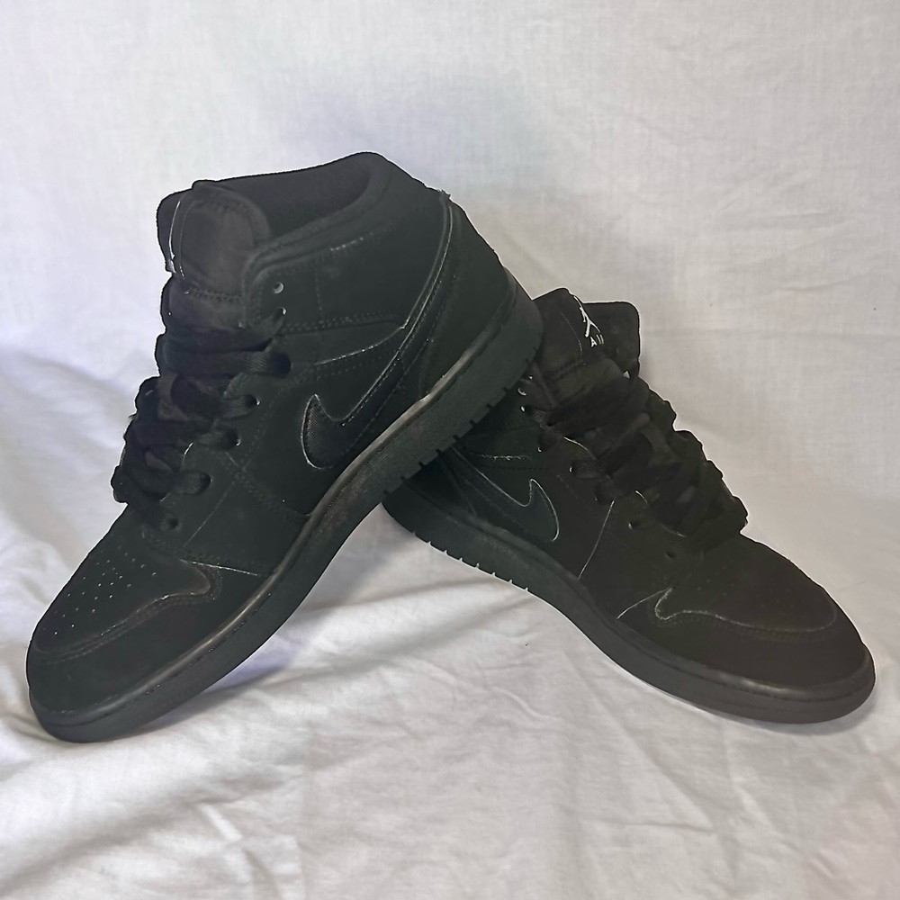 Nike Air Jordan 1 Mid Retro. Size 6.5Y Triple Black 554725-040